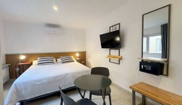 Hotel-style room with a private bathroom in Azul