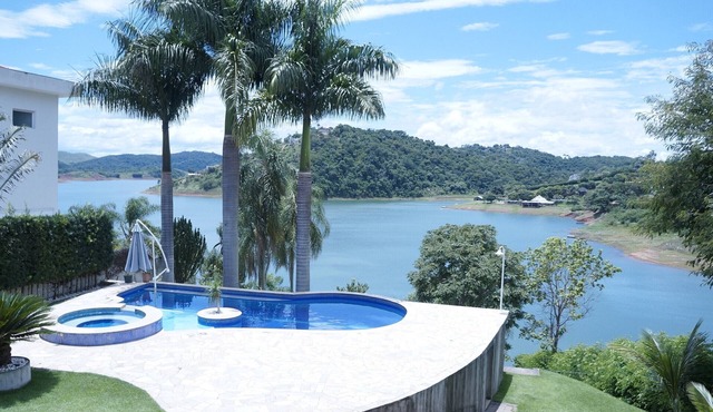 HOUSE A BEIRA DA DPRESA, SWIMMING POOL, CHURRASQ. ORCHARD, 4 DORM. 5 BATH. IN COND. FEC.