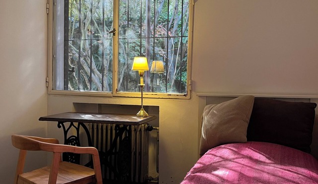 House, design, garden, for groups and families, near the river, 15 min from downtown.