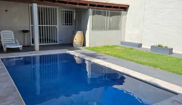 House for 10 pax, with swimming pool, a few meters from Parque General San Martin, in the city.