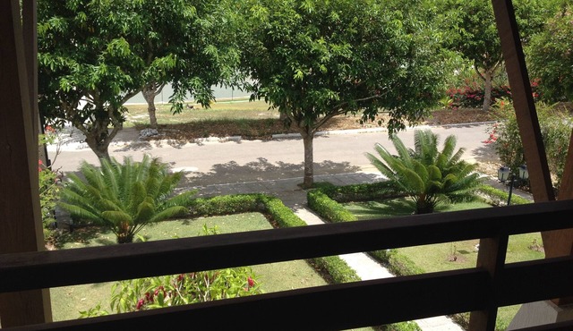 House for seniors, children, and fishing on the large lake of Privê Mont Serrat, on BR232.