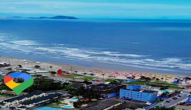 House in a gated community, 3 minutes walk from the beach, with air conditioning in the suites. in Bertioga