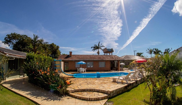 House with 10 suites/air conditioning for groups, families, and excursions. Penha - Beto Carrero, sleeps 50.