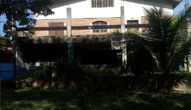 House with a large green area, with a park and reservoir nearby.