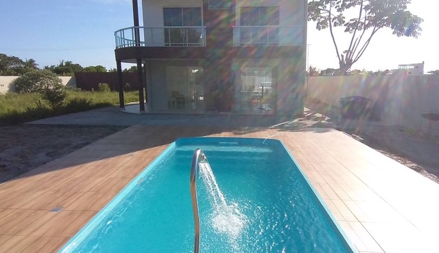 House with a private pool in a gated community, near the main beaches. in arembepe