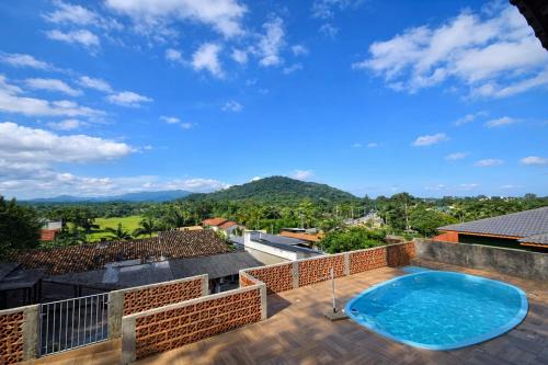 House with Pool in Ribeirão da Ilha -13 People