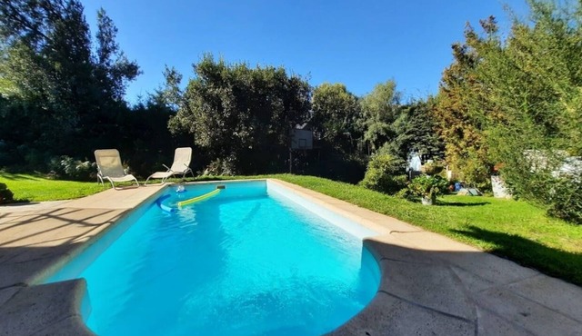 House with swimming pool, easy access, a few meters from downtown.