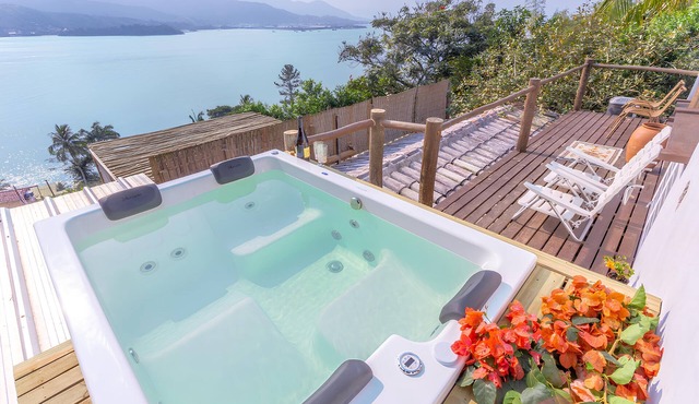 Italian-style panoramic penthouse suite with sea and mountain views, 12 minutes from the beach. Pets are welcome!