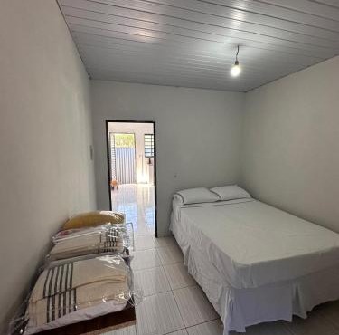 kitinete -01 quarto com cama de casal, banheiro privativo in Trindade