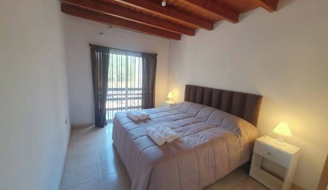 La casa está ubicada en Ciudad de Mendoza con vista a la Cordillera de los Andes