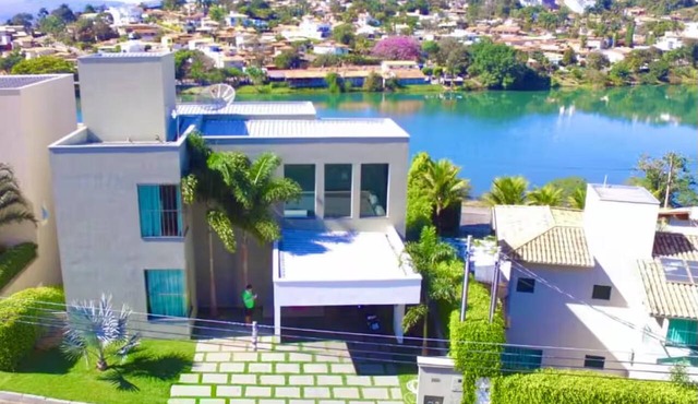 Lakefront Mansion: Pool, Gourmet & Luxury in Capitólio