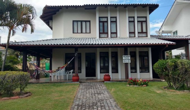 Large and comfortable 4 bedroom house sleeps 10 adults in Florianópolis