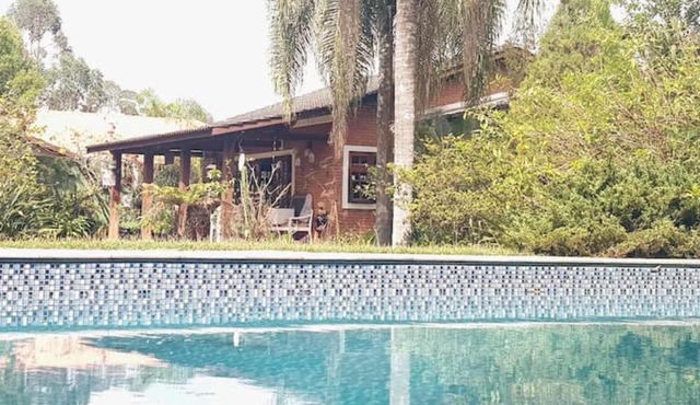 Linda Chácara em Condomínio com Piscina Climatizada, 5 Quartos, Churrasqueira e Muita Natureza a 40 Min de SP