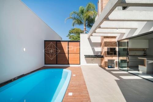 Lindo duplex geminado na Praia de Mariscal.