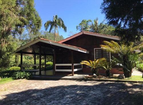 Lindo e aconchegante chalé com piscina, lareira e churrasqueira