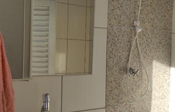Lindo quarto c/ banheiro privativo