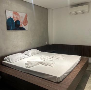 Lindo quarto com uma cama super espaçosa, quarto com o banheiro de banho e o de uso pessoal separados