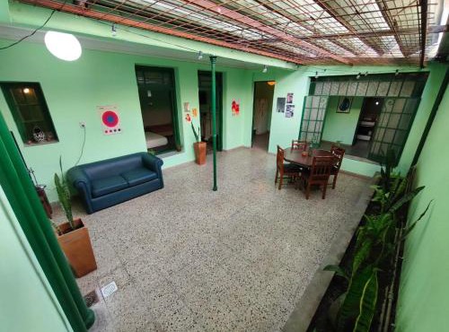 Lo de Miguel - Casa grande con estacionamiento privado