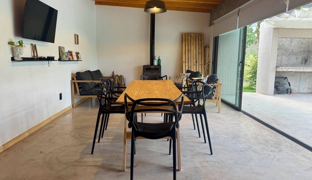 Lodge with swimming pool, minutes from the wine route.