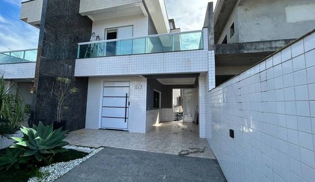 Luxury Beach House with Heated Pool and 3 Suites - Gated Community in BERTIOGA