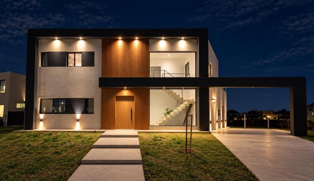 Luxury Lakefront House Infinity Pool in Zelaya
