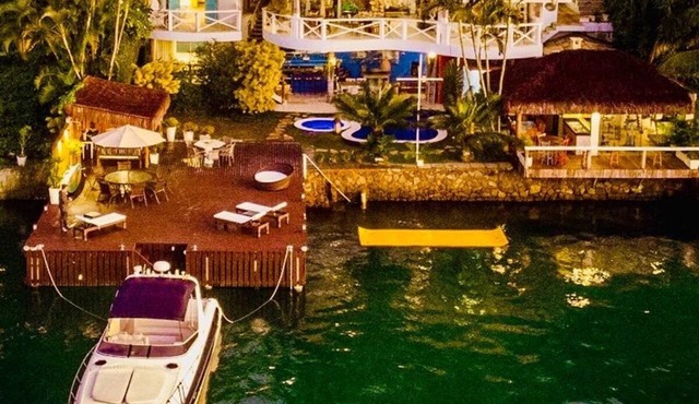 Luxury waterfront property in Angra's most prestigious neighborhood: Mombaça in Angra dos Reis