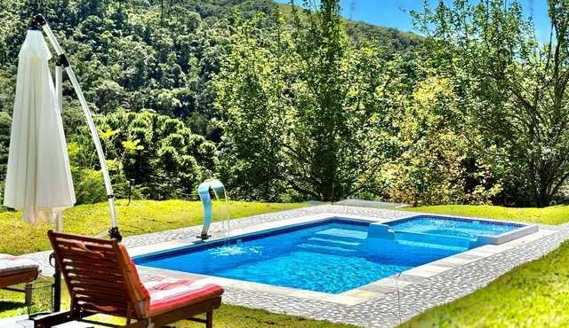 M&H Refuge - Incredible view, hot tub and heated pool 20 minutes from the center