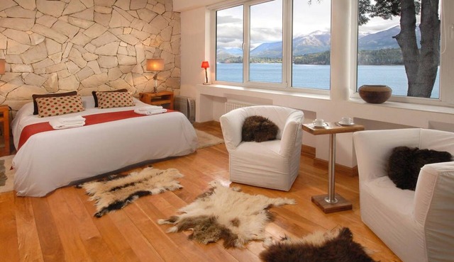 MAGNIFICENT 3-BEDR VILLA ON THE LAKE H47