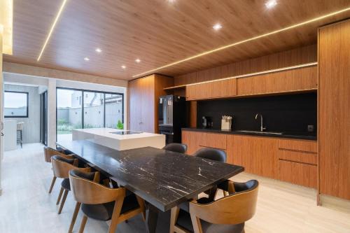 Modern House: 3 Suites | Jacuzzi | 450m from Beach