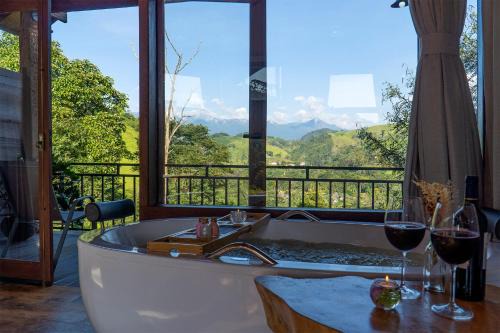MONTE MAUÁ - Chalés privativos com café da manhã servido no quarto in Visconde De Maua