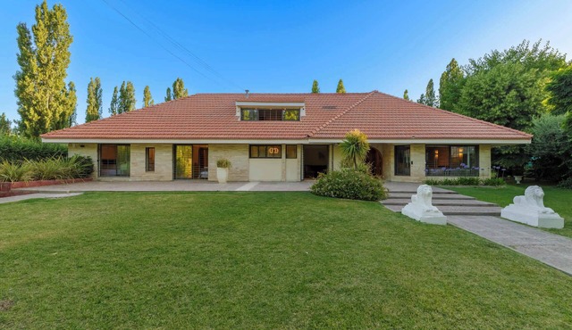 MOT + Wine Country Deluxe Villa 27 pax + Daily Cleaning