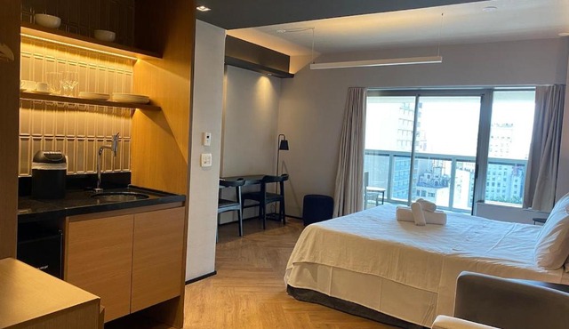 New Studio w Parking & King Bed Republica DR1617 in São Paulo