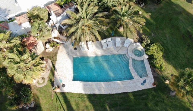 One-acre retreat: villa, guest unit, private room, pool, WiFi, wineries nearby