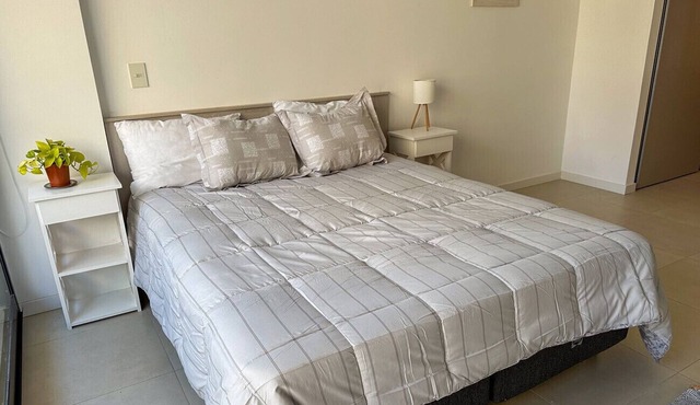 Palermo · Bright studio with private balcony & rooftop pool access – up to 2 guests