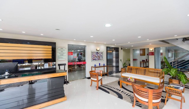 Polished Trio Room Downtown | Easy Town Commute, Free Parking & Breakfast