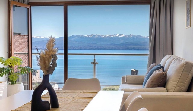 Prime location, amazing lake view. World class Skiing, hiking & exploring.