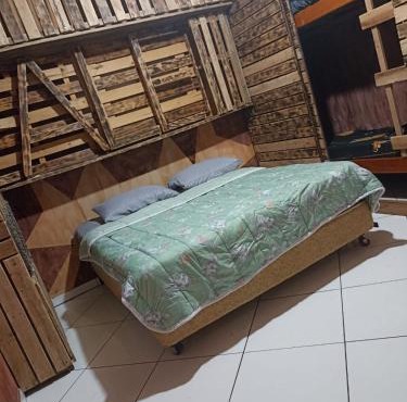 Quarto 07,cama de casal, beliche, com ar e TV, sala, cozinha e banheiro