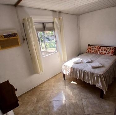 Quarto em Sepetiba com ar