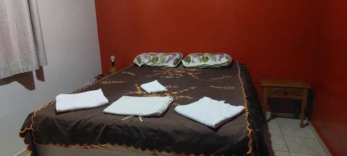 Quarto individual com cama de casal