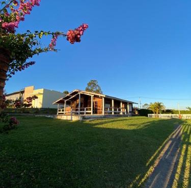Quarto Primavera em Casa de Madeira com Piscina no Alto da Serra - PetFriendly