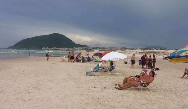 RENTAL SEASON ENGLISH /SANTINHO PLACE TRANQUILO 850 METROS DO MAR. WI-FI