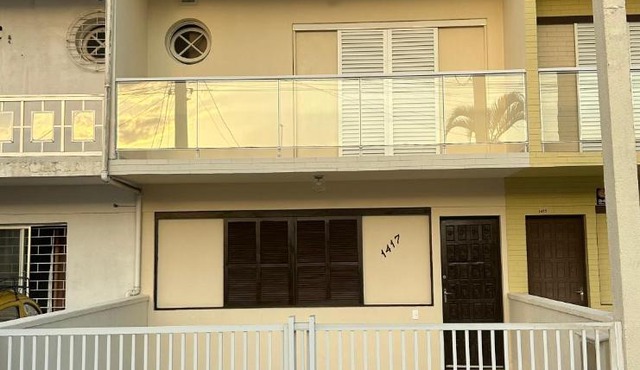 Sobrado triplex aconchegante a 500 metros da Praia Central de Guaratuba