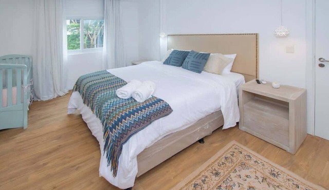 Spacious 2BR Apt with Crib and Office Walk to Malls in Asunción