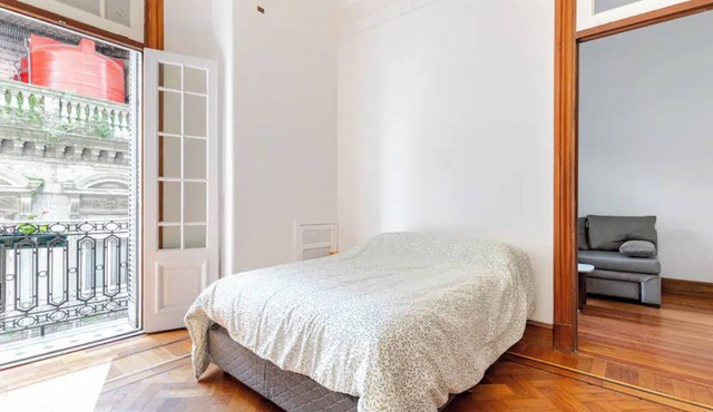 Spacious 4-bedroom apartment with AC and WiFi in vibrant center Buenos Aires