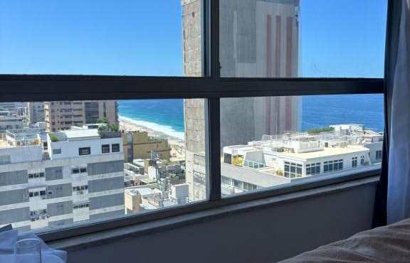 Spacious 4 Bedroom Apartment at Leblon Beach with Sea View
