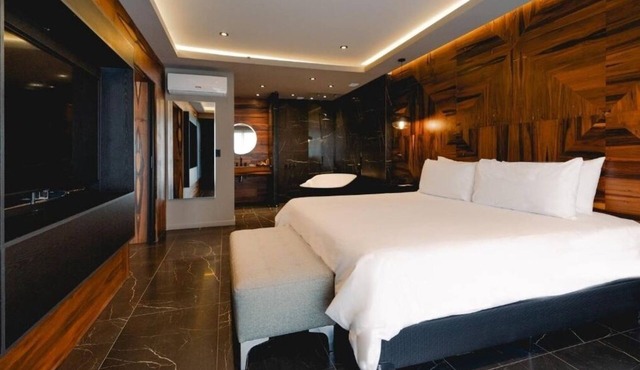 Spacious Room Ideal for Exploring Nearby Attractions | 2 Pools, Free Breakfast