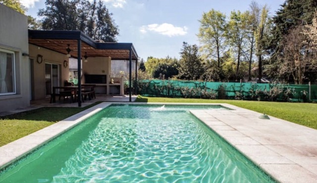 Special Vacation Home with a Pool and Green Park in Del Viso