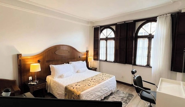 Stay Close to Oscar Niemeyer Museum in an Intimate and Romantic Suite