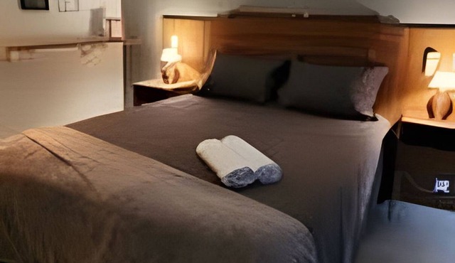 Studio RD with queen-size bed for couples.