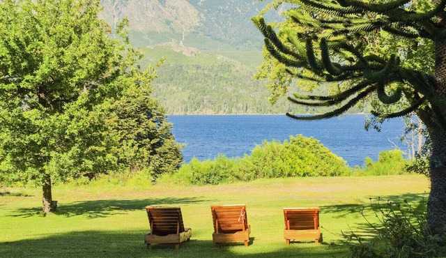 Stunning house facing Lake Gutiérrez with unique views, ideal for groups